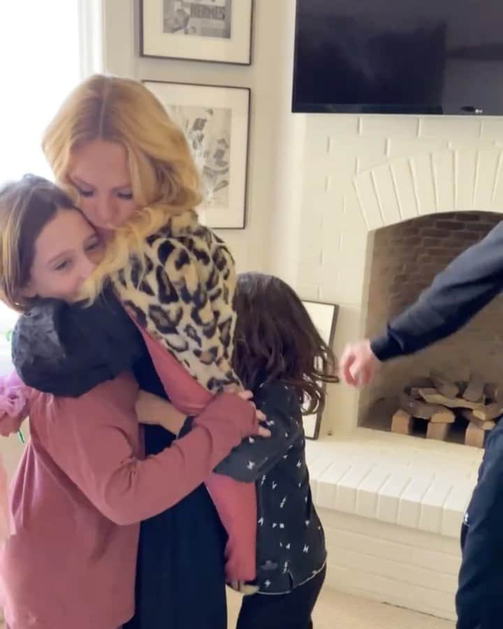 レイチェル・ゾーのインスタグラム：「My 👼🏼 surprised  #mommy 🌸 with so much love to end an exhausting week and I’m gushing from it 😭🙏🏻❤️💕 Also it’s NOT my birthday but Kaius likes to always pretend it is 🤷‍♀️#boymom #family #love XoRZ」