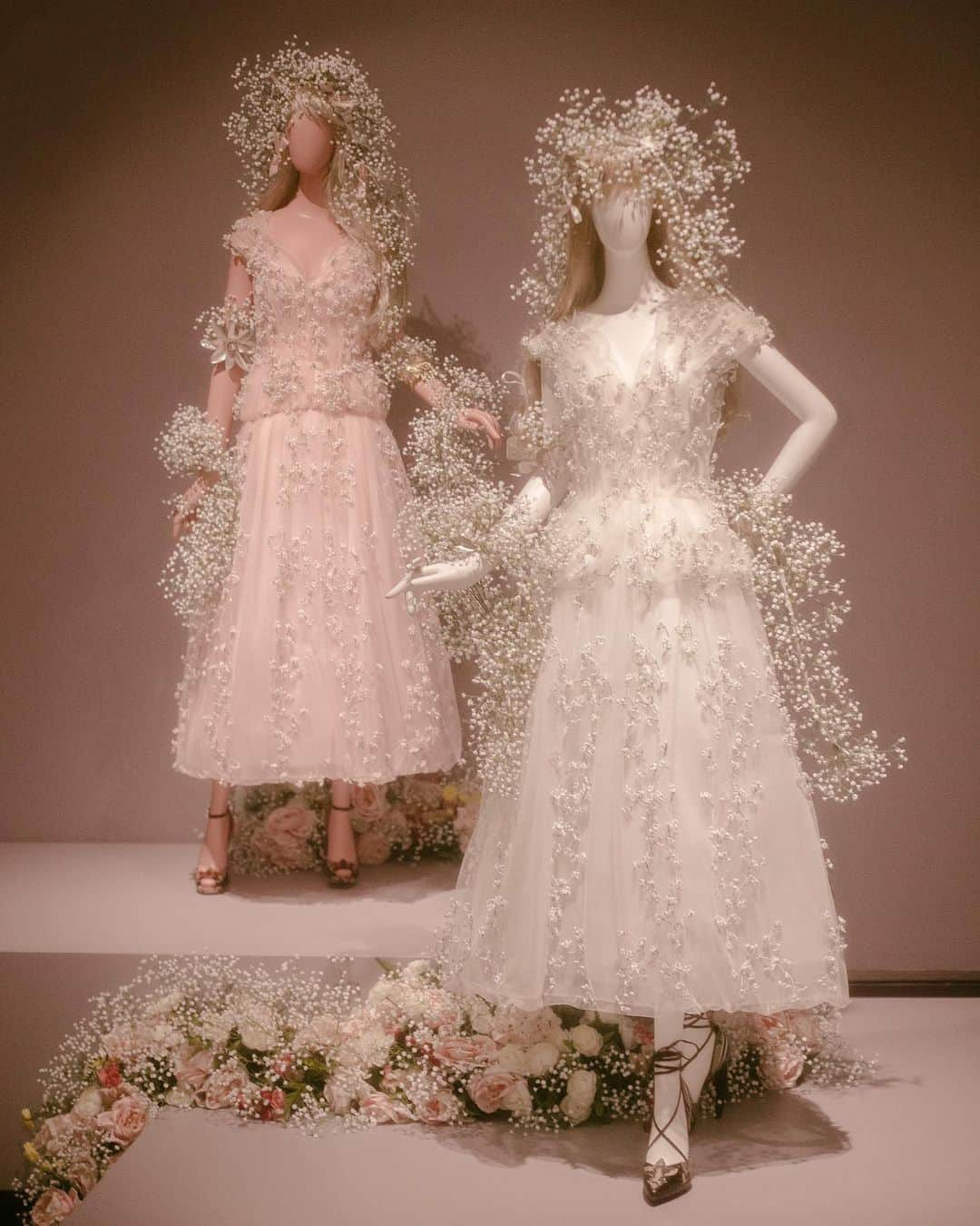 ロダルテさんのインスタグラム写真 - (ロダルテInstagram)「#FBF: Rodarte’s SS18 Baby’s Breath Dresses on display at the @womeninthearts, 2018-19 (ph: @emmacraft). 🌸🌸🌸 #rodarte #babysbreath」2月27日 12時26分 - rodarte