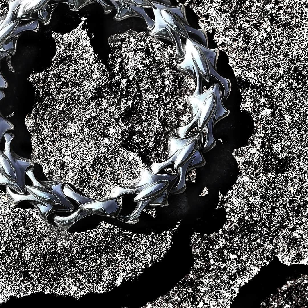 ブラッディマリーのインスタグラム：「﻿ Sushumuna Bracelet : ¥ 57,000 +TAX﻿ ﻿ ーーーーーーーーーーーーーーーーーーー﻿  #bloodymaryjewelry #bloodymary #jewelry #silver #fashion #jewelryporn #jewelrydesign #jewelrygram #accessory #accessories #silverjewelry #ブラッディマリー #シルバーアクセサリー #fashionjewelry #black #blackfashion #シルバー #アクセサリー」