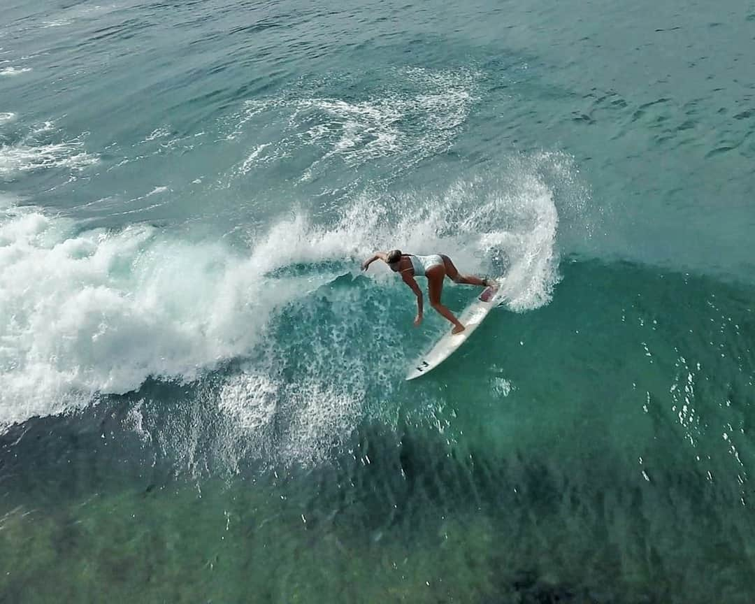 Luana Silvaのインスタグラム：「A view from above✨ some fun on the twin fin. Pic by @lemosimages」