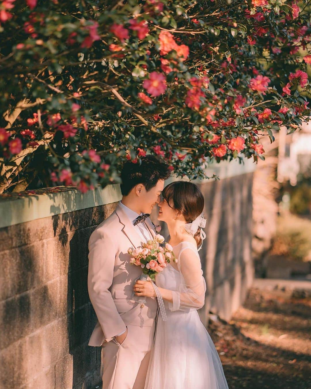 プレ花嫁の結婚式準備サイト marry【マリー】さんのインスタグラム写真 - (プレ花嫁の結婚式準備サイト marry【マリー】Instagram)「@shutterpresso_jeju さんのウェディングフォトがとても素敵で大好きなので、もう少し紹介させてください🤍﻿ （10枚に収まらなくて...！）﻿ ﻿ ﻿ ﻿ ﻿ いろんなメディアで取り上げられているのできっと皆さん見たことがあるはずの﻿ ﻿ 指輪の中に入っちゃう写真も﻿ ミッキーとミニーのバルーンの写真も﻿ loveって花火で書いている後ろ姿の写真も﻿ 雨と傘の写真も﻿ 寝転んでいるのを上から撮影している写真も﻿ ﻿ ﻿ 全部 @shutterpresso_jeju のフォトグラファーさんの撮影画像です！﻿ ﻿ ﻿ ﻿ 「ああこれか！」と思った方、﻿ きっと多いはず！✨✨﻿ ﻿ ﻿ ﻿ ﻿ どれも本当に素敵ですよね🥺🤍﻿ いつか、済州市に行ってみたい🌴🤍﻿ ﻿ ﻿ ﻿ *﻿ *﻿ *﻿ *﻿ marryは「世界中の可愛い」を集める﻿ ウェディングサイトです💎﻿ ﻿ サイト内には、﻿ 結婚式のアイデアを紹介する記事が1万以上✨﻿ 毎日朝7時と夜の6時に新着記事をUP✨﻿ @marryxoxo_wd の﻿ プロフィールURLからチェックできます💍﻿ ﻿ 特に人気の記事は﻿ @marryxoxo_id のアカウントでも﻿ 紹介しているので必見🌷﻿ ﻿ ﻿ ﻿ しゃぼん玉バルーンや指輪のレースサブレなどのオリジナル商品は、@marryxoxo_shopのアカウントで紹介しています💕﻿ ◌ ❁˚﻿ #プレ花嫁#卒花#卒花嫁#2021春婚#2021夏婚#2021秋婚#2021冬婚#2022春婚#2022夏婚#2022冬婚#2022秋婚#結婚式#結婚#ウェディング﻿」2月27日 12時26分 - marryxoxo_wd