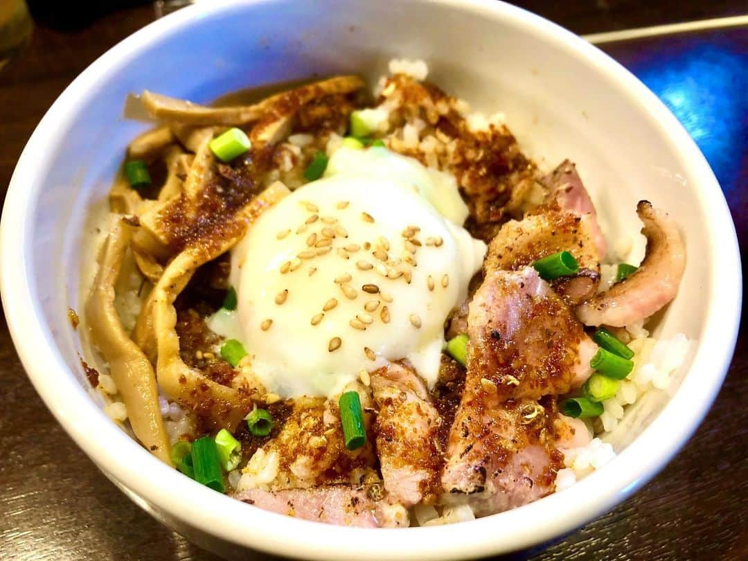 吉田早織さんのインスタグラム写真 - (吉田早織Instagram)「ガンコンヌードル 駒込 ガンコンえびつけ麺🦐  えびの香りが強くて、鶏ガラの味もしっかりしていて美味しい🤤 麺は太め🍜  2枚目は辛シビ温玉丼🥰 そんなに辛くないけどピリッとスパイスがきいた一品👏  #駒込#駒込ラーメン #駒込グルメ  #グルメ#グルメ好きな人と繋がりたい #グルメスタグラム #グルメ女子 #ランチ#リール#ダイエット#食べるの好きな人と繋がりたい#ラーメン好きな人と繋がりたい #ラーメン部 #ラーメンインスタグラマー#インフルエンサー #山手線」2月27日 12時28分 - saoriyoshida034