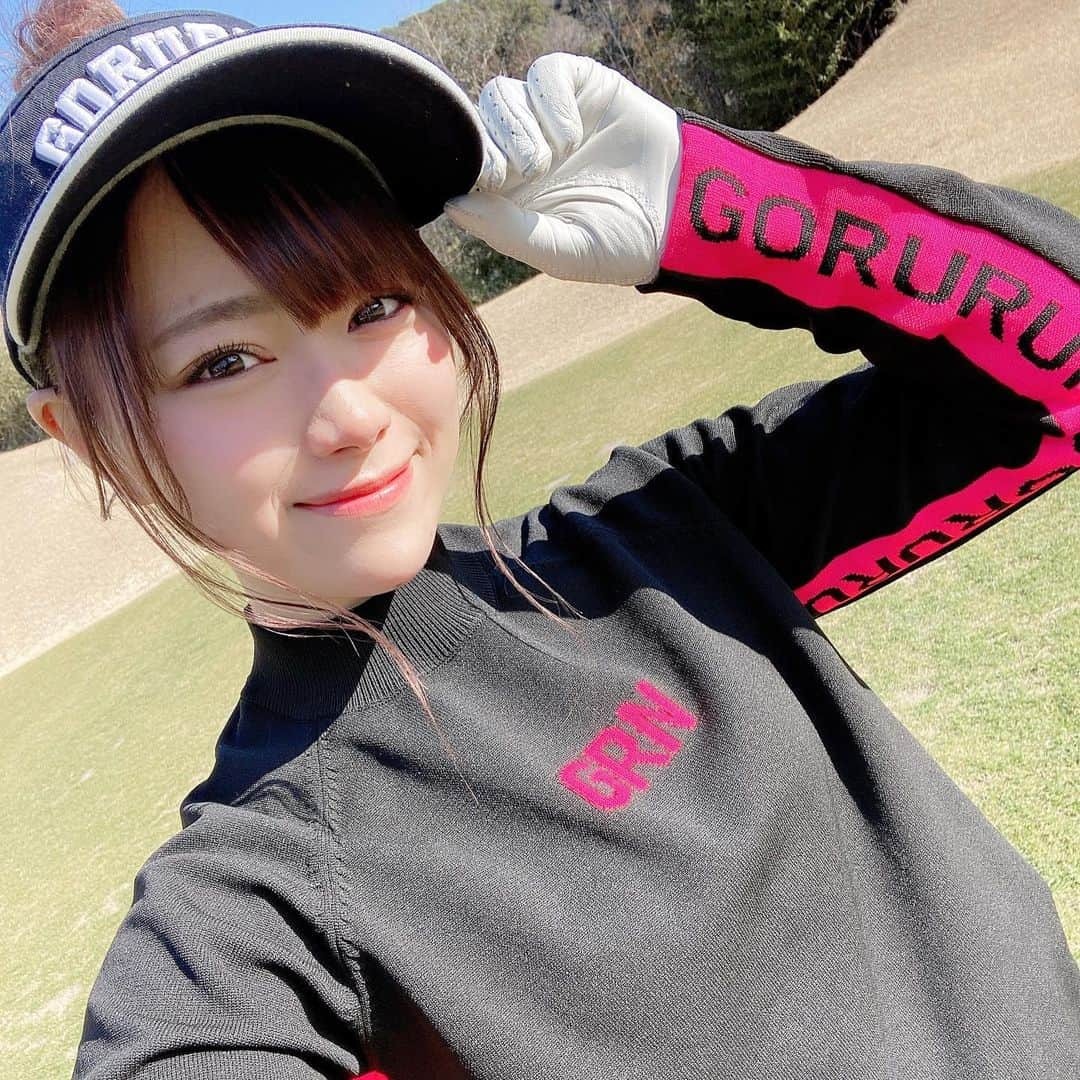 山内鈴蘭さんのインスタグラム写真 - (山内鈴蘭Instagram)「みんな、花粉症大丈夫？🥺⛳️ 私はスギ花粉にやられて毎日鼻が真っ赤です😭 ． ゴルフ場、スギに囲まれてるのでね… こればっかりは仕方ないけどね… 辛いのわかっててゴルフいくんよ… だって好きだから…🤢🤢🤢🤢🤢💓 ． この日のウェアは @gorurun_ の 新作アイテムだよん💓💓💓 BLACK✖️PINKがめちゃめちゃ可愛い！ サイドにラインが入っててスイングする時可愛いのーー！ ． ． #ゴルフ女子 #ゴルフウェア #ゴルフコーデ #Gorurun #ごるらんコーデ #花粉症 #スギ花粉 #箱ティッシュ持参 #ゴルフ女子コーデ #ゴルフ好き #ゴルフ #golfgirl #golfer #golfwear #golfstagram #ily #golfcode360」2月27日 12時28分 - xxsuzuranxx