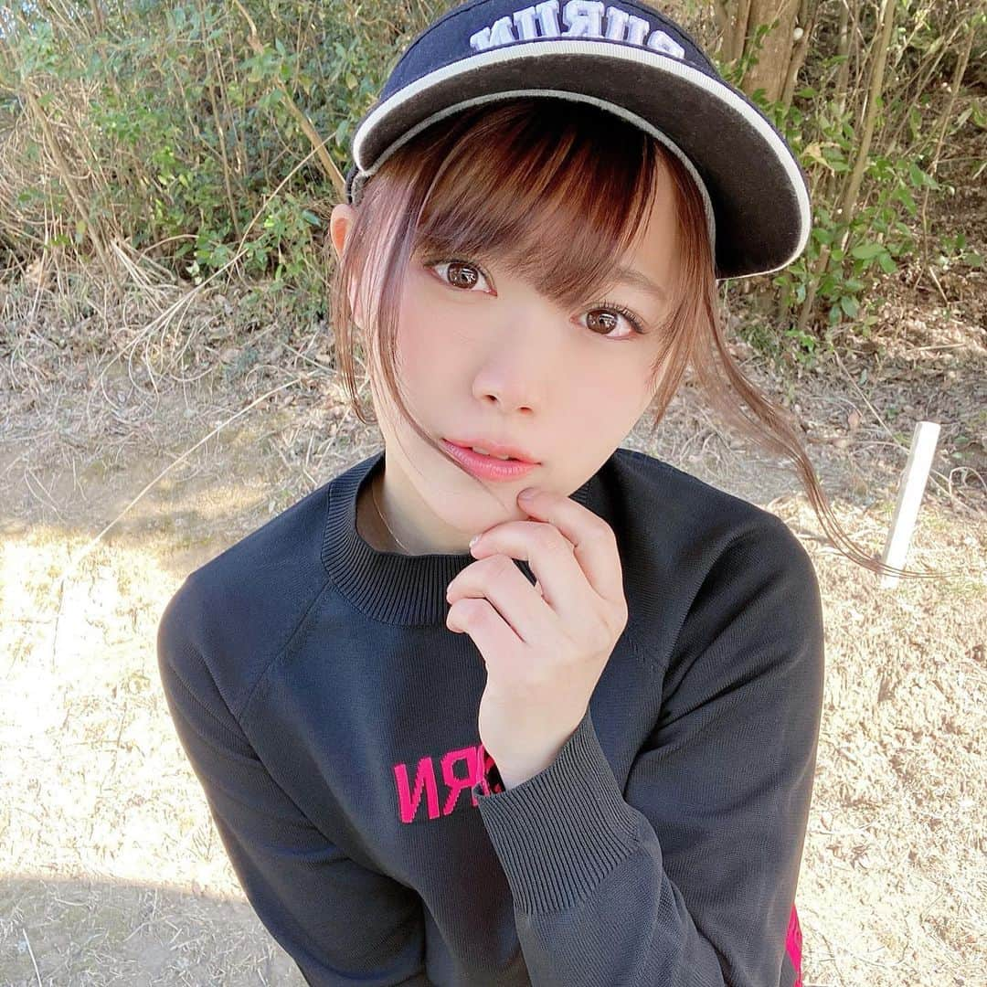 山内鈴蘭さんのインスタグラム写真 - (山内鈴蘭Instagram)「みんな、花粉症大丈夫？🥺⛳️ 私はスギ花粉にやられて毎日鼻が真っ赤です😭 ． ゴルフ場、スギに囲まれてるのでね… こればっかりは仕方ないけどね… 辛いのわかっててゴルフいくんよ… だって好きだから…🤢🤢🤢🤢🤢💓 ． この日のウェアは @gorurun_ の 新作アイテムだよん💓💓💓 BLACK✖️PINKがめちゃめちゃ可愛い！ サイドにラインが入っててスイングする時可愛いのーー！ ． ． #ゴルフ女子 #ゴルフウェア #ゴルフコーデ #Gorurun #ごるらんコーデ #花粉症 #スギ花粉 #箱ティッシュ持参 #ゴルフ女子コーデ #ゴルフ好き #ゴルフ #golfgirl #golfer #golfwear #golfstagram #ily #golfcode360」2月27日 12時28分 - xxsuzuranxx