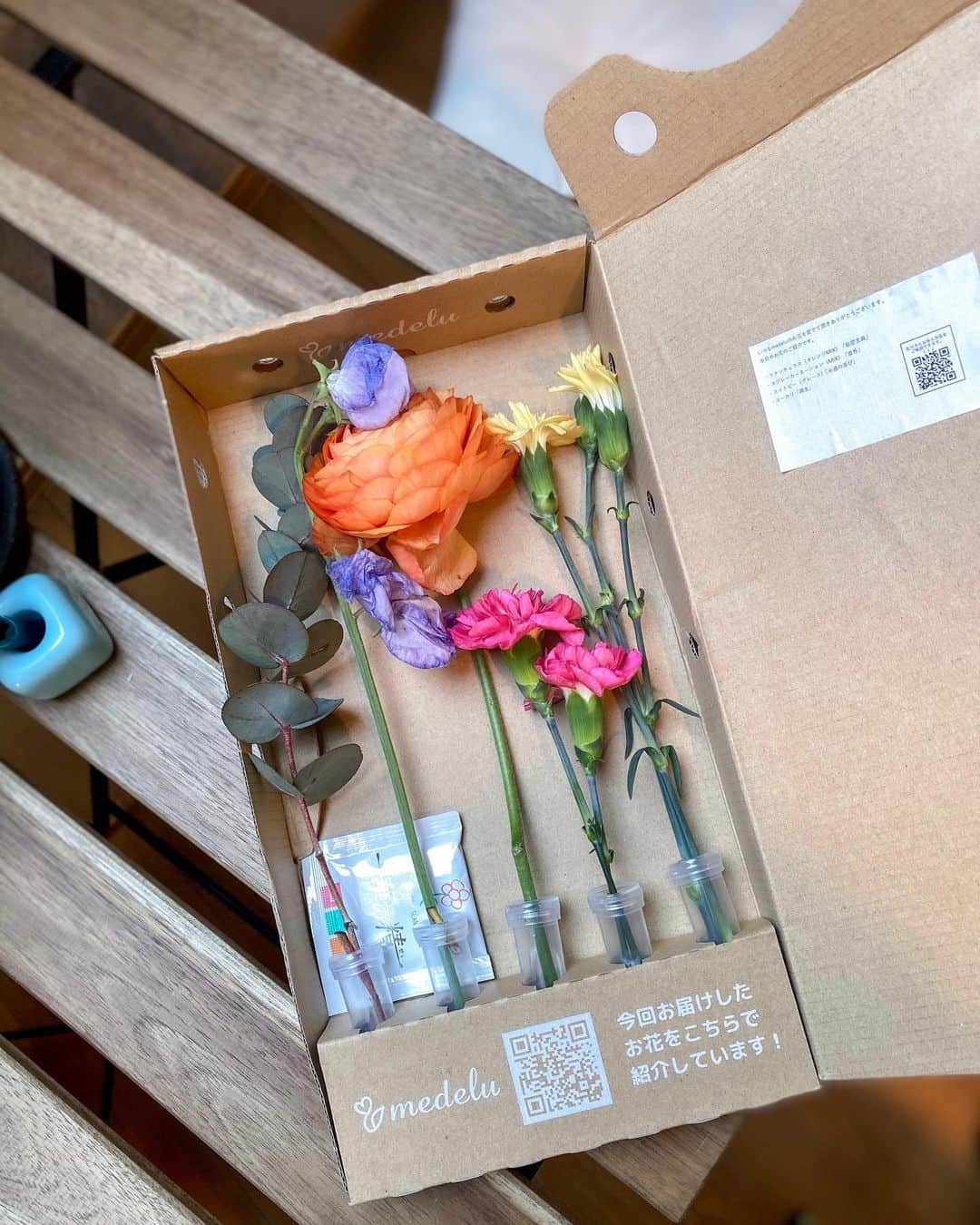 DJ Cellyさんのインスタグラム写真 - (DJ CellyInstagram)「春を先取りして、お花のワンピースを👗🌼  フルーツに留まらず、お花も着てみました🧡春らしいでしょ？😌笑  お花は @medelu_official さんから届いたお花💐  ”medelu”は毎週かわいいお花が届く定期便で📨 4.5枚目の写真みたいにポストに届くの☺️  実はモニターに選ばれたんだけど、届くのが楽しみで仕方なかった〜 QRコードを読み取ると、お花の種類や花言葉も解って楽しかったです🤍  先着10名様でクーポンコード「20WJ」初回80％OFFになるみたいなので気になる方は是非🌼  #medelu #定期便 #お花定期便 #一輪 #ミニ花束 #花を楽しむ #花を飾ろう #お花を飾ろう #春コーデ2021 #春服コーデ #生花アレンジ #生花のある暮らし #ワンピースコーデ #フラワードレス #フラワードレスチャレンジ」2月27日 12時30分 - celly_cecilia