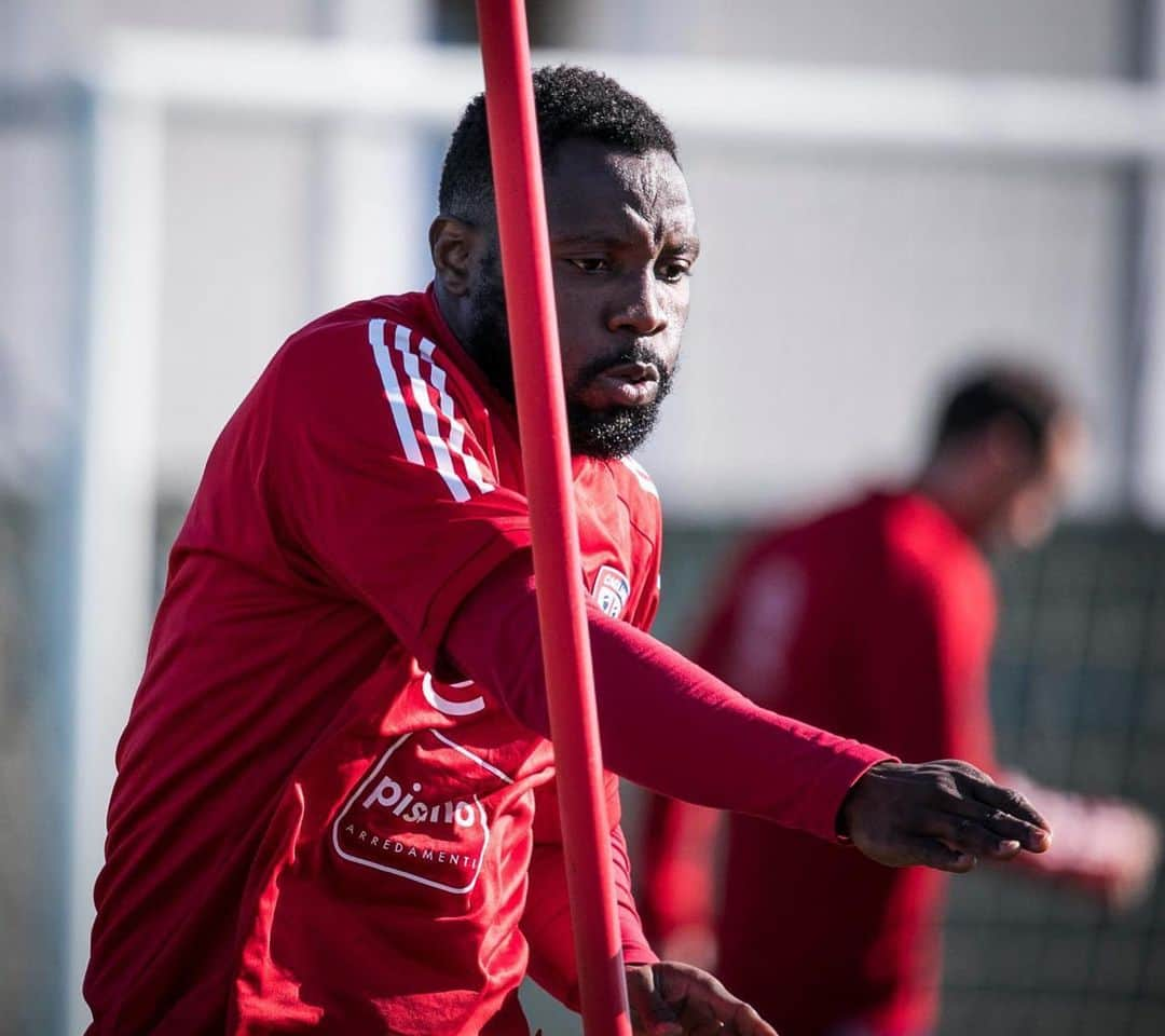 クワドォー・アサモアのインスタグラム：「Friday training 💪🏿🔴🔵 #forzaCasteddu @cagliaricalcio 🔜 @seriea」