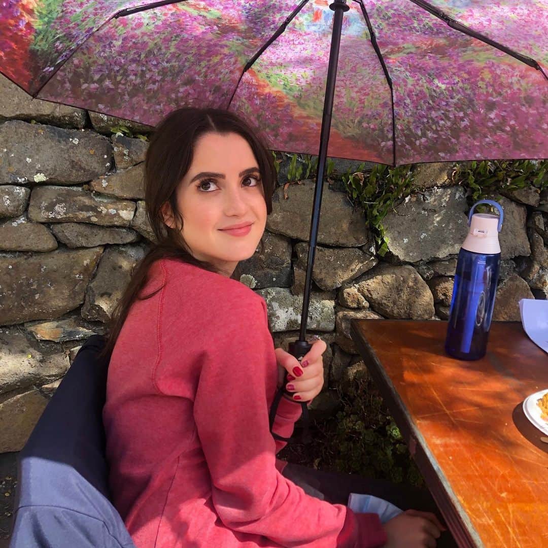 ローラ・マラノさんのインスタグラム写真 - (ローラ・マラノInstagram)「I thought I was a freak about sun protection before...but now I’m eating lunch outside with an umbrella」2月27日 3時39分 - lauramarano