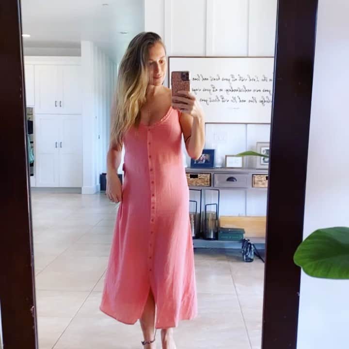 アレクサ・ヴェガのインスタグラム：「Sometimes we gotta dress up the bump 🥰」