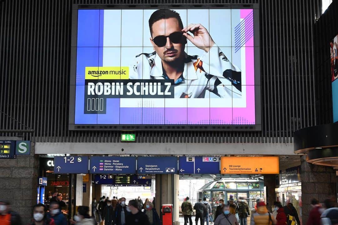 ロビン・シュルツのインスタグラム：「Thanks a lot @amazonmusicde! 😍 My new album at the Central Station in Hamburg, Germany. ⚓️ #robinschulz #amazonmusic #hamburg #hamburghauptbahnhof」