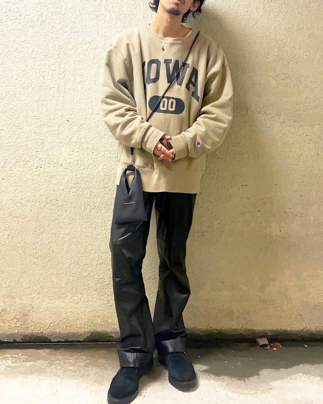 tetsuya togashiのインスタグラム：「★★★★ シルエットが最高のレザーパンツ。 少しフレアなとこが今の気分に ピッタリ。 ‍」