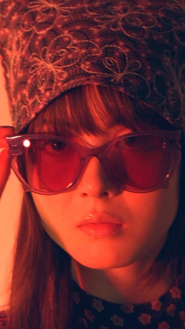 アナスイのインスタグラム：「A BTS look of our Fall Winter 2021 shoot. From hair and makeup to the set.💜 #AnnaSuiFW21 #FW21  Video by @adrianhurtado @adonysajimenez  Music by @leather_locklear」