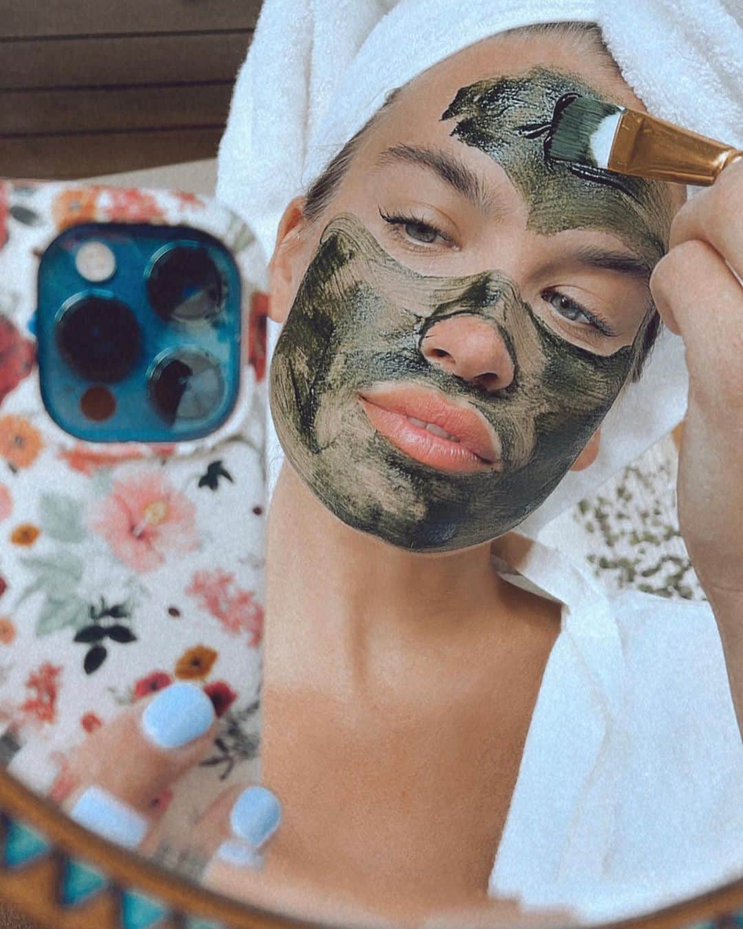ストーミ・ヘンレイのインスタグラム：「Self care Friday found on @pildoranow 🥰 also, Grav walked up to me and said I look like a “jombie” I’m guessing she meant zombie lolll true」