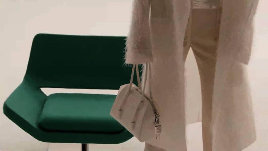 ベラ・ハディッドさんのインスタグラム写真 - (ベラ・ハディッドInstagram)「Givenchy 21’ campaign by @matthewmwilliams , narrated by @playboicarti 🩸  “everything we put on, we make it look good “」2月27日 3時58分 - bellahadid