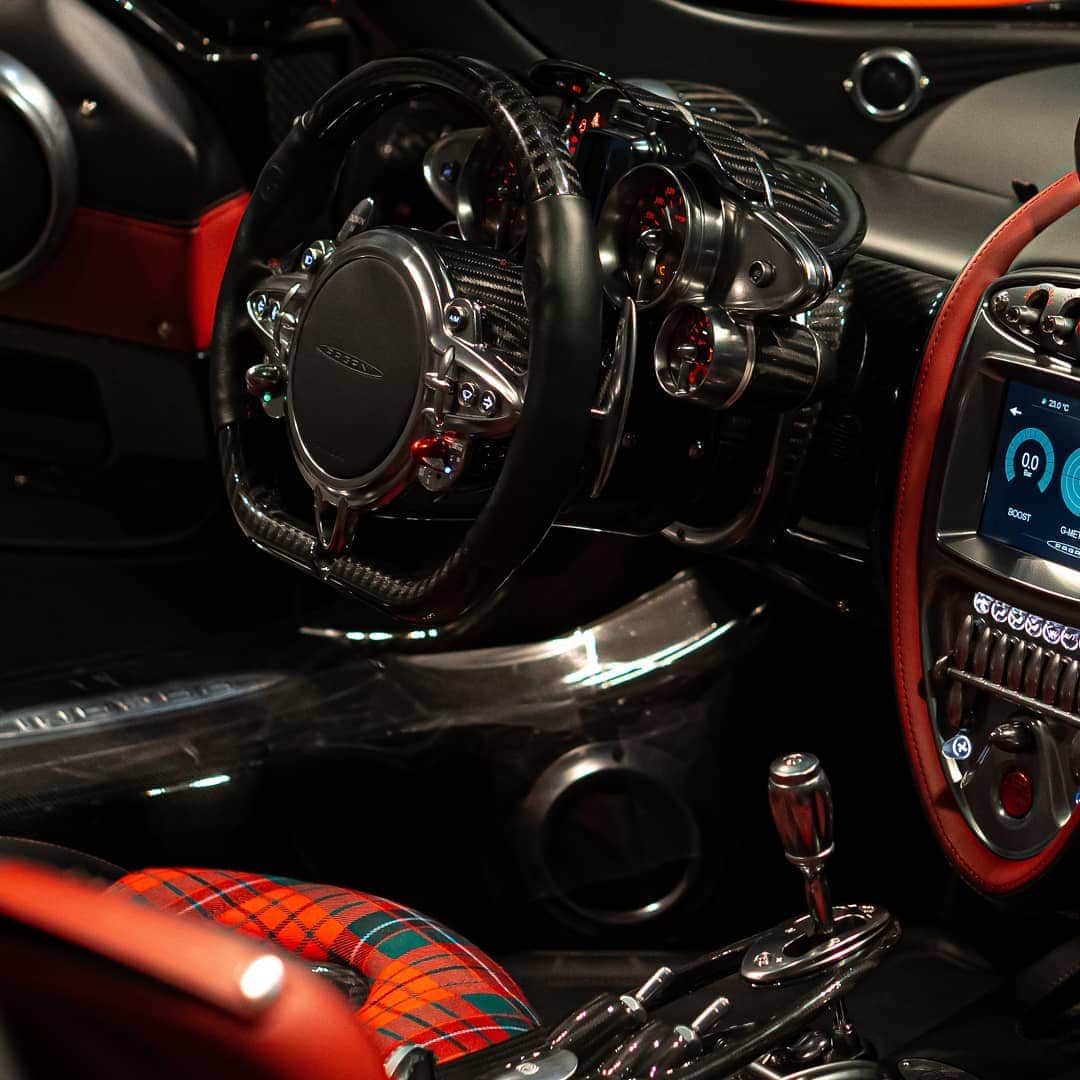 パガーニ・アウトモビリのインスタグラム：「All Huayra Roadster's details are really charming.  Stunning 📸 by our friends from @paganiqatar  #pagani #paganiautomobili #huayra #huayraroadster #paganiqatar」
