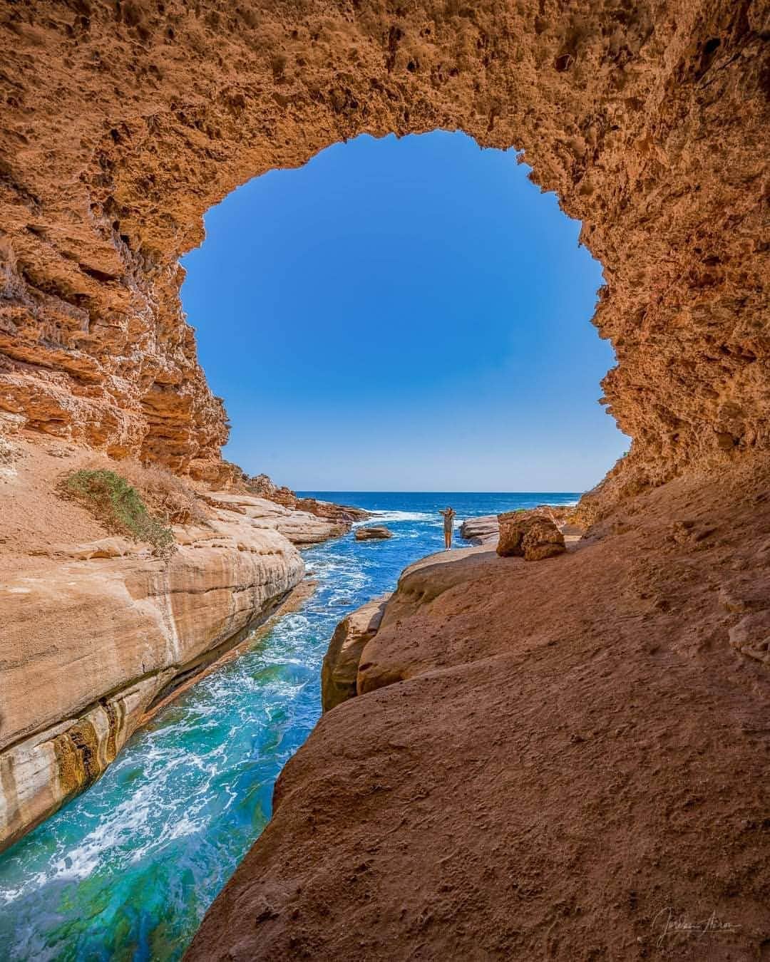 Australiaさんのインスタグラム写真 - (AustraliaInstagram)「Hole-y moly @southaustralia, aren’t you looking mighty fine! 😎 @jordan_aaron captured this postcard-perfect shot at #TaliaCaves in the @eyrepeninsula's coastal town of #Elliston. Known as “The Woolshed”, this perfectly framed view of the ocean has been formed by the impact of crashing waves over time. Pretty incredible, right? Follow the walkway and wooden steps from #TaliaBeach to reach this insta-worthy spot, and if you’re adventurous enough, it’s worth the climb down to the crater to view the ocean from a whole new perspective. #seeaustralia #holidayherethisyear #seesouthaustralia #eyrepeninsula」2月27日 4時00分 - australia