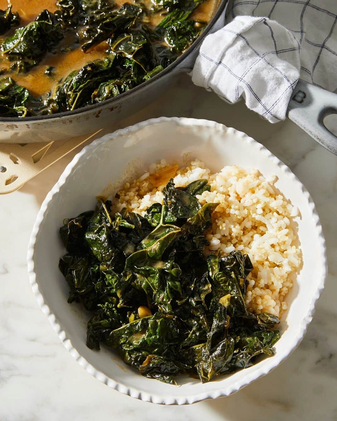 Food52のインスタグラム：「For a bowl that'll warm you right up, try chef @myo.k.quinn's Miso-Braised Kale With Multigrain Rice.  Savory, creamy miso sauce softens both the tough texture and bitterness of kale in this family-favorite—plus, it comes together in less than 30 flat. Nab the recipe at the link in bio. 📸: @tymecham」