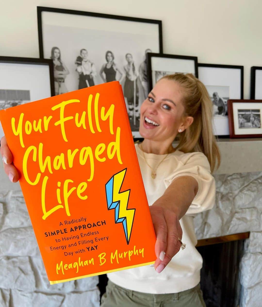 キャンディス・キャメロン・ブレのインスタグラム：「You think I have endless energy?⚡️ Meet @meaghanbmurphy —the content director of @womansdaymag magazine. I cannot wait to read her new book ‘Your Fully Charged Life’ and fill every day with YAY 😉」