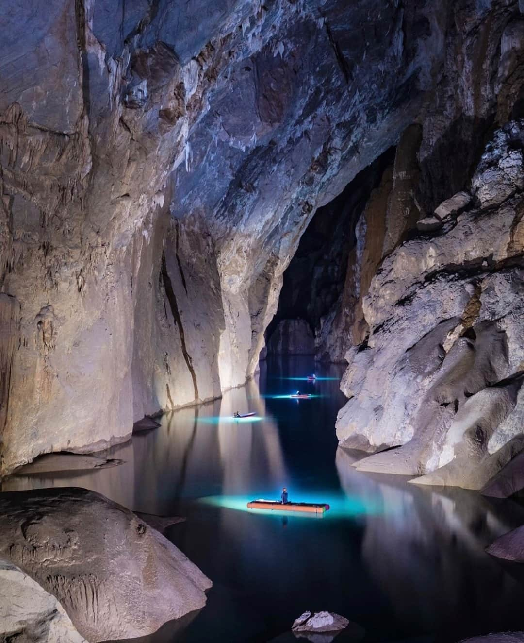 Earth Picsさんのインスタグラム写真 - (Earth PicsInstagram)「Son Doong Cave, the largest cave on the planet when measured by cross-section, located in the Quang Binh Province, Vietnam 🇻🇳 by @vietsui」2月27日 4時15分 - earthpix