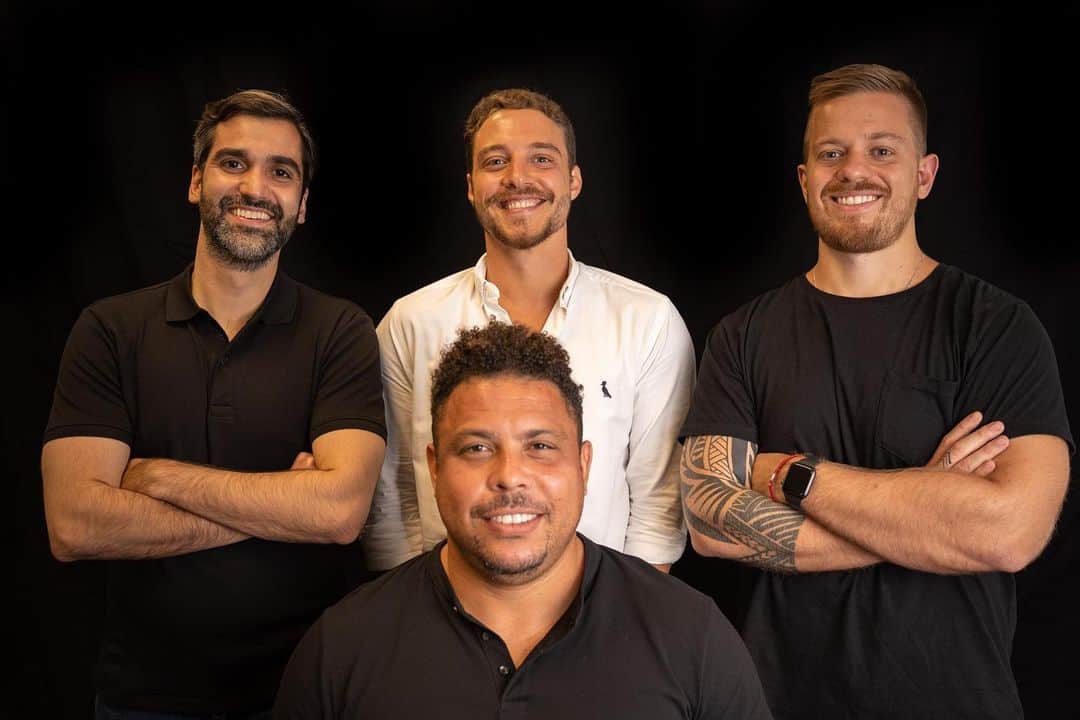 ロナウドのインスタグラム：「Embora tivesse grandes perspectivas quando assumi o controle acionário da @octagonbrasil, não imaginava que hoje, quatro anos depois, estaria lançando uma nova holding. Mirando em novas oportunidades e tecnologias, ultrapassamos as áreas de atuação da agência e foi preciso montar uma nova estrutura que assegurasse a unidade e o controle: nasce a Oddz Network.  Vamos aprofundar investimentos em esportes, games, entretenimento, marketing e comunicação. Queremos potencializar o crescimento de cada equipe, promover a sinergia entre as empresas do grupo e fortalecer todo o ecossistema dos mercados que atuaremos.  Nessa empreitada, tornam-se meus sócios esses fenômenos em gestão de negócios, finanças, administração de empresas e marketing, que foram fundamentais na minha trajetória empreendedora nos últimos anos: Eduardo Baraldi, Gabriel Lima e Otávio Pereira.  Somos Oddz! #oddz #oddznetwork」