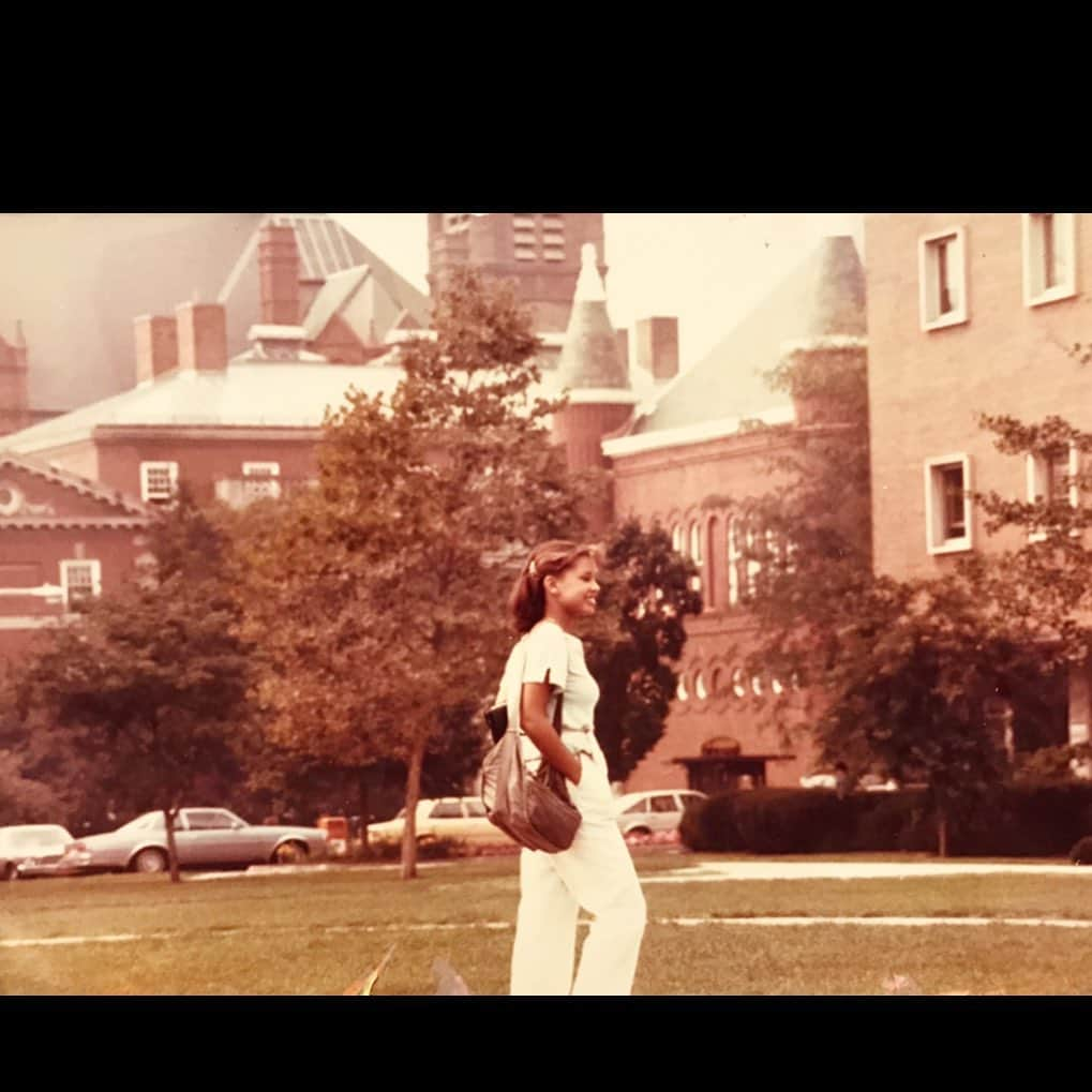 ヴァネッサ・ウィリアムスさんのインスタグラム写真 - (ヴァネッサ・ウィリアムスInstagram)「#fbf Freshman year at @syracuseu 1981 walking the Quad  GoOrange🍊」2月27日 4時18分 - vanessawilliamsofficial