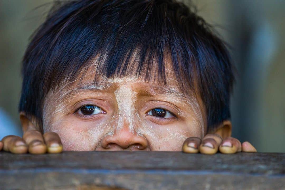 Michael Yamashitaさんのインスタグラム写真 - (Michael YamashitaInstagram)「Myanmar on my mind: Remembering some of the beautiful faces I encountered on the train to Mandalay, I can only hope that the uncertainty that has descended over the country since the military seized control of the government on February 1 will soon be replaced with a return to democracy. Massive demonstrations and strikes have been taking place across Myanmar since ten years of free elections came to an end this month.  #myanmar #mandalay #traintomandalay」2月27日 4時19分 - yamashitaphoto