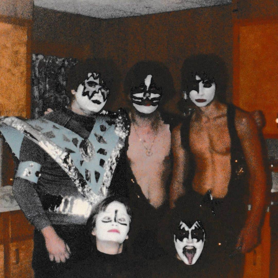 KISSさんのインスタグラム写真 - (KISSInstagram)「#FlashbackFriday: Thanks #KISSARMY for sharing your 1970's #KISSMemories.」2月27日 4時20分 - kissonline