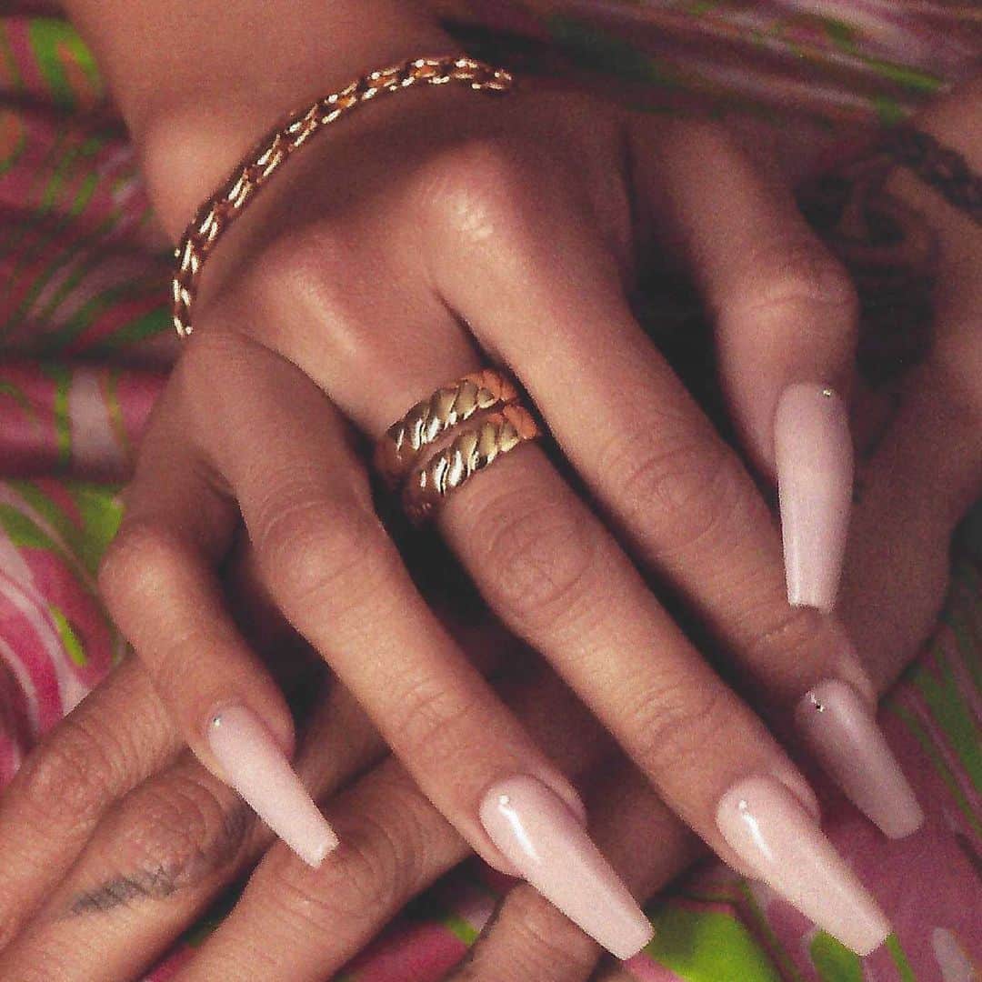 カルーシェ・トランのインスタグラム：「CHAINZ ringzzzzzzz @kaebykarrueche」