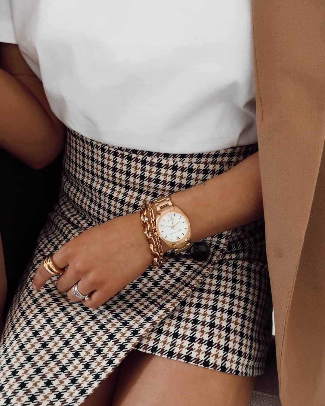 Kapten & Sonさんのインスタグラム写真 - (Kapten & SonInstagram)「GOT A CRUSH ON YOU! 💛 Our beloved watch Crush Gold “Steel“ highlights every look and is for sure elegant, classic and trendy at the same time. ✨ Go get yours! @itsjustinesjournal #bekapten #kaptenandson⁠ .⁠ .⁠ .⁠ #watch #look #casual #chic #elegant #outfit #ootd #inspo #style #inspiration ⁠」2月27日 4時30分 - kaptenandson
