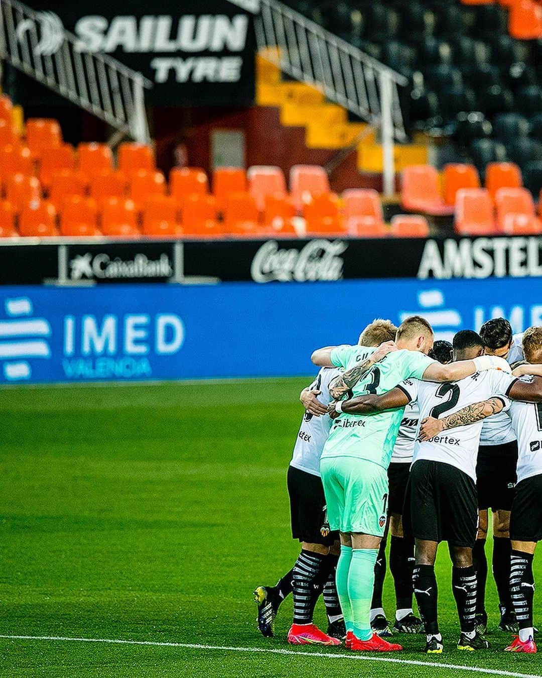 バレンシアCFさんのインスタグラム写真 - (バレンシアCFInstagram)「📸 Effort+ Commitment + work!  Next up #GetafeValencia 🔷🦇  💪🏼 Con ESFUERZO + DEDICACIÓN + TRABAJO ➡️ ¡A por el #GetafeValencia!   #JuntsAnemAMUNT 💪🏽🦇 #OneClubVCF」2月27日 4時30分 - valenciacf