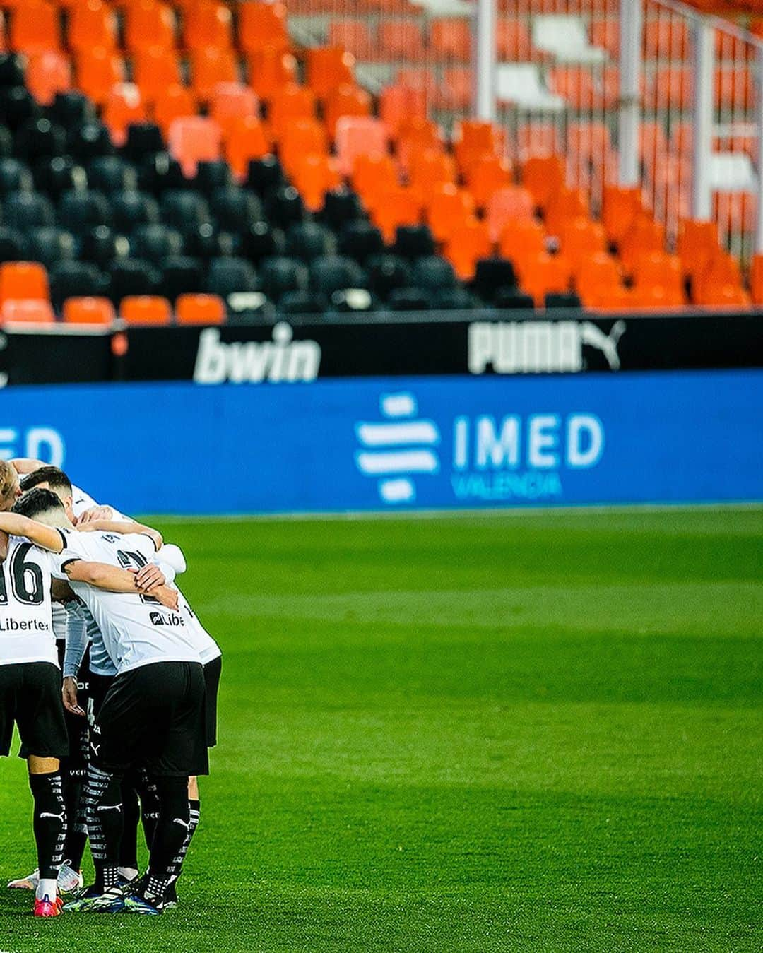 バレンシアCFさんのインスタグラム写真 - (バレンシアCFInstagram)「📸 Effort+ Commitment + work!  Next up #GetafeValencia 🔷🦇  💪🏼 Con ESFUERZO + DEDICACIÓN + TRABAJO ➡️ ¡A por el #GetafeValencia!   #JuntsAnemAMUNT 💪🏽🦇 #OneClubVCF」2月27日 4時30分 - valenciacf