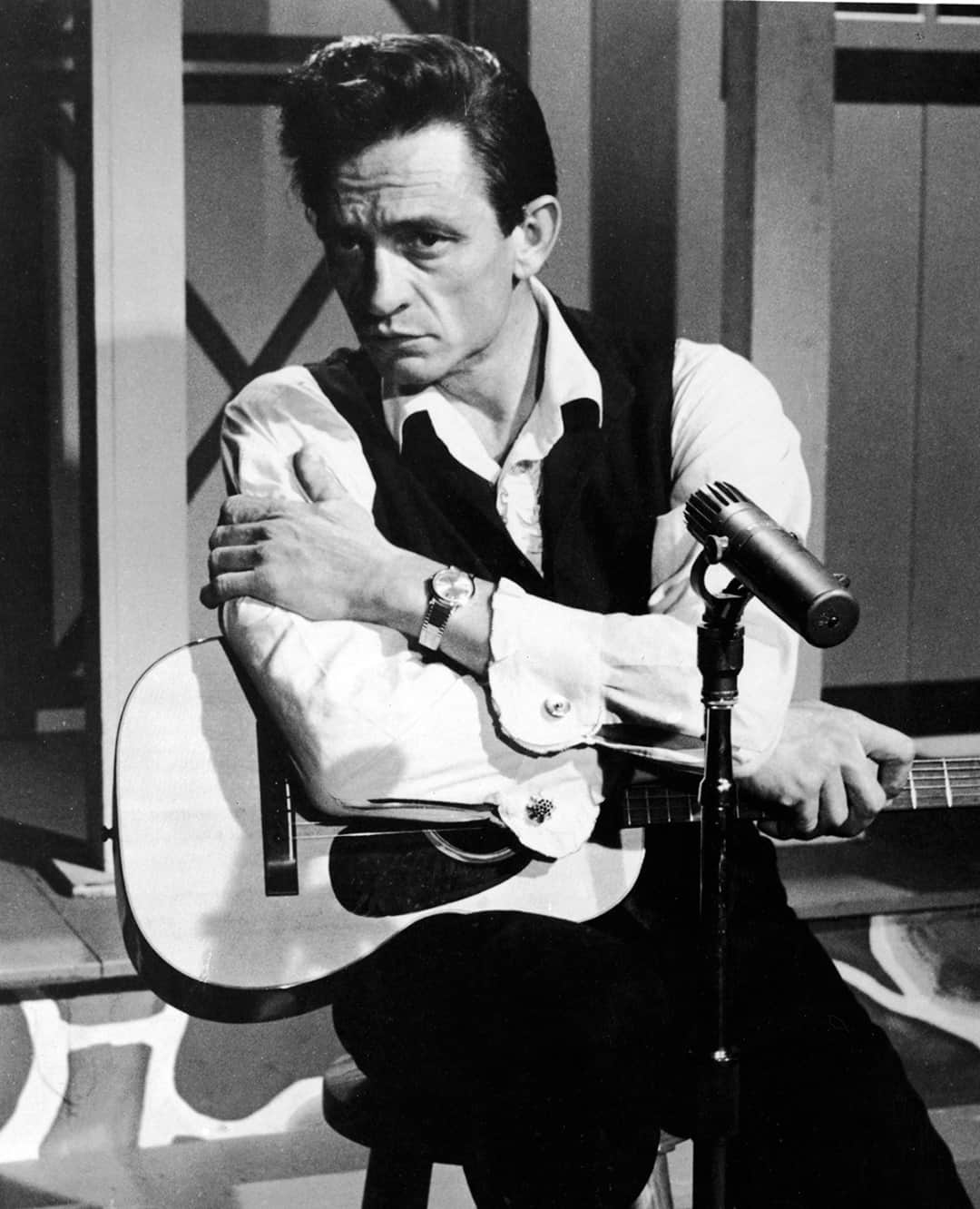 Rolling Stoneのインスタグラム：「Johnny Cash, born on this day in 1932, is arguably country music’s most cited influence by younger artists, but Cash wasn’t above being influenced himself. He was forever a student of music, always listening for songs that moved him, be they country or otherwise. Cash would even record his own versions of the songs, from the country-rock of the Stones‘ “No Expectations” to the poignant coda of Nine Inch Nails‘ “Hurt.”⁠ ⁠ Tap the link in bio for the Man in Black’s 11 coolest covers.⁠ ⁠ Photo: Hulton Archive/Getty Images」