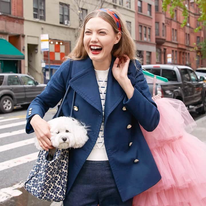 のインスタグラム：「bags that hold it all together when you’ve got a lot going on, like @lindseywixson. meet our new spade flower jacquard collection.」