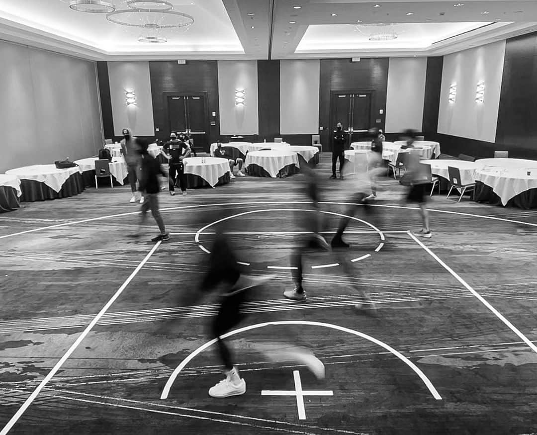 ポートランド・トレイルブレイザーズのインスタグラム：「Back-to-backs require extra attention to recovery and travel logistics. The Trail Blazers will have 10 more back-to-backs in the second half of the schedule. S/o to the people behind the scenes that help pull them off!   📸: @bruceely」