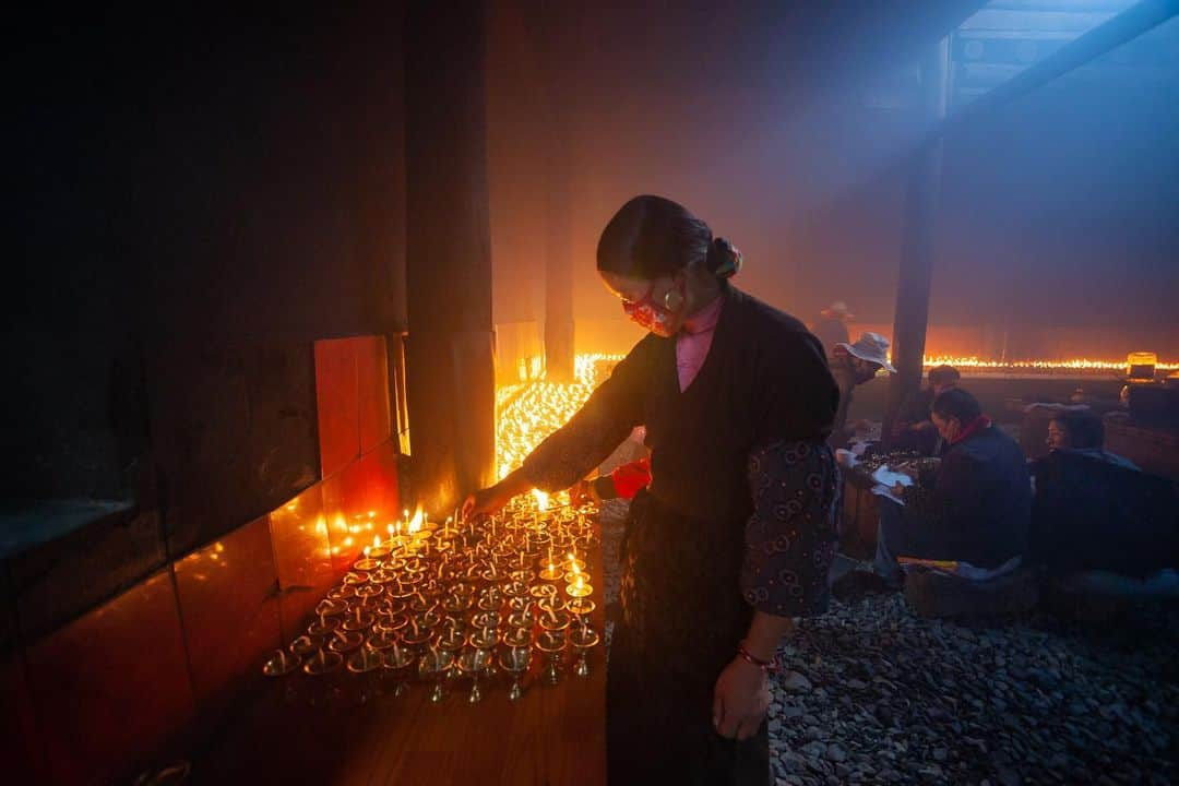 ナショナルジオグラフィックさんのインスタグラム写真 - (ナショナルジオグラフィックInstagram)「Photos by Michael Yamashita @yamashitaphoto / It’s Butter Lamp Festival time, a traditional Tibetan Buddhist festival (Chotrul Duchen in Tibetan) that closely follows Losar, the Tibetan New Year. This delicious-sounding festival involves lighting butter lamps to commemorate Buddha’s great religious debating victory over his heretical opponents about 2,500 years ago in India. The lamps are simply clarified yak butter in a bowl with a wick, which, when lit, produce a smokey light. In Tibetan Buddhist tradition, the lights banish darkness, literally and figuratively, and many lights together are conducive to meditation and focusing the mind. Just as the butter or vegetable oil turns into light, it is believed that human minds, too, can be enlightened. #butterlamp #butterlampfestival #yakbutter #yakbutterlamps」2月27日 4時37分 - natgeo