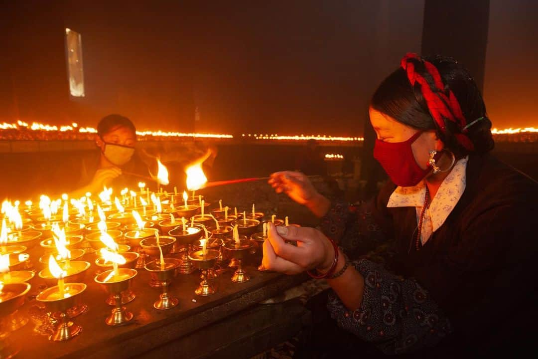 ナショナルジオグラフィックさんのインスタグラム写真 - (ナショナルジオグラフィックInstagram)「Photos by Michael Yamashita @yamashitaphoto / It’s Butter Lamp Festival time, a traditional Tibetan Buddhist festival (Chotrul Duchen in Tibetan) that closely follows Losar, the Tibetan New Year. This delicious-sounding festival involves lighting butter lamps to commemorate Buddha’s great religious debating victory over his heretical opponents about 2,500 years ago in India. The lamps are simply clarified yak butter in a bowl with a wick, which, when lit, produce a smokey light. In Tibetan Buddhist tradition, the lights banish darkness, literally and figuratively, and many lights together are conducive to meditation and focusing the mind. Just as the butter or vegetable oil turns into light, it is believed that human minds, too, can be enlightened. #butterlamp #butterlampfestival #yakbutter #yakbutterlamps」2月27日 4時37分 - natgeo