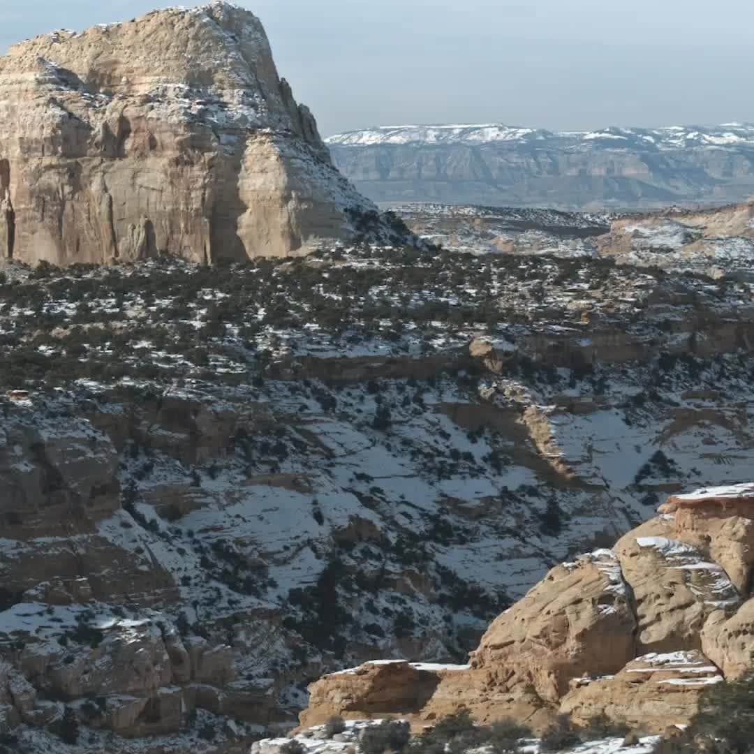 シボレーのインスタグラム：「From the factory to your social feed. When you can handle terrain like this without any enhancements, you can post without enhancements too. #Silverado」