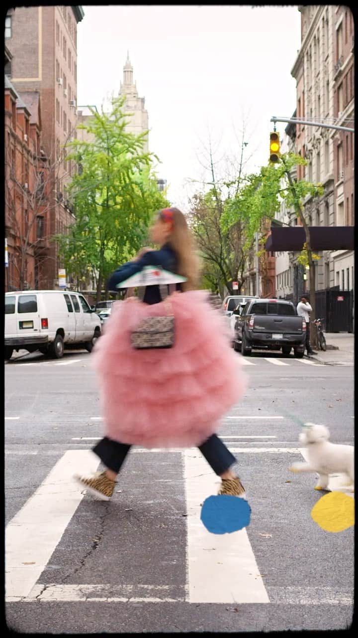 ケイト・スペードのインスタグラム：「it’s @lindseywixson! (and charlie. 🐶) two of the stars of our spring 2021 campaign. watch to find out what “together” means for lindsey.」