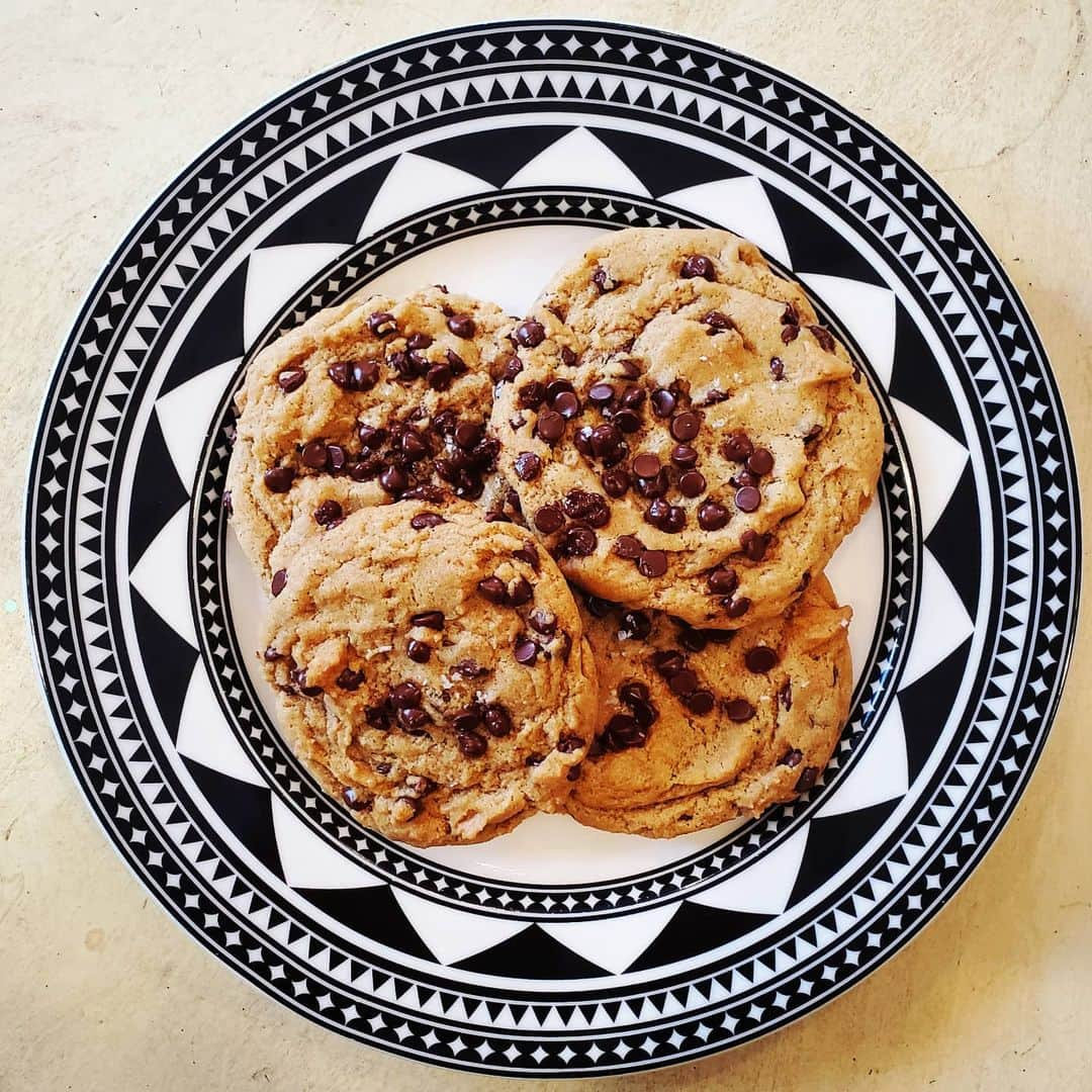 ガソリングラマーさんのインスタグラム写真 - (ガソリングラマーInstagram)「PLANT BASED SALTED CHOCOLATE CHIP COOKIES #GASOLINEKITCHEN 🍪🍫🌿🧈🍪 #vegan #veganfood #whatveganseat #plantbased #vegetarian #VEGANGOOD #vegansofig #veganfoodie #foodie #plantbased #plantbasedfood #plantbasedfoodie @gasolineglamour #gasolineglamour  #chocolatechipcookies #cookies #dessert  #vegandessert  #vegancookies Recipe via @sixvegansisters @caskatatableware fez dinner 🍽  *Best vegan chocolate chip cookie recipe I've made so far.」2月27日 4時41分 - gasolineglamour