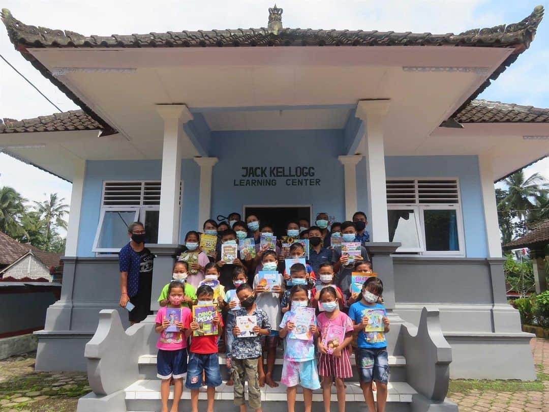 ティモシー・サイクスのインスタグラム：「⚠️NEW KARMAGAWA SCHOOL ALERT!⚠️ I’m proud to announce the opening the 74th @karmagawa school/library, The Jack Kellogg Learning Center, in Bali, Indonesia, in honor of my student @jackkellogg and his truly incredible $5.7+ million in trading profits as he has studied & hustled SO HARD over the past few years & now it’s paying off in this hot market. Never forge 90%+ of traders lose, most small businesses fail, achieving great success at anything in life is very difficult so if you want to even have a chance at success, it all begins with the right mindset & a solid foundation of education…and with this new learning center, now these children can study hard like Jack! And no, they’re not being taught trading like people think it’s funny to joke about, they’re finally getting a chance at having a proper education with all the basics: reading, writing, mathematics, science etc. thanks to the great work of @balichildrensproject so I couldn’t be more thrilled! This is our 25th school/library in Bali, 74th overall, but our goal is 1,000+ so just as I tell my own students to dream big/work hard, so too are my Karmagawa co-founder @badboi and I as we have some cool projects coming up, like some brand new charity march next week, with 100% of profits getting donated to build even more schools/help more animals so get excited for the future, together we CAN make this a better world for humans and animals alike! #busyweek #newschool #studyhard #karmagawa #edjewcation」