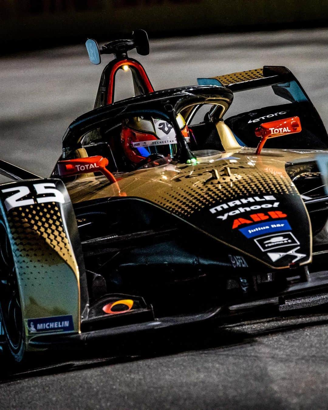 ジャン＝エリック・ベルニュのインスタグラム：「Tough race tonight, but tomorrow is another day. Let's get back on track 👊🏼 • • • #DSTecheetah #DSPerformance #DSAutomobiles #BOSS #TagHeuer #Michelin #ABBFormulaE #JEV25 #Racing 📷 @dppiimages / @germainhphoto」