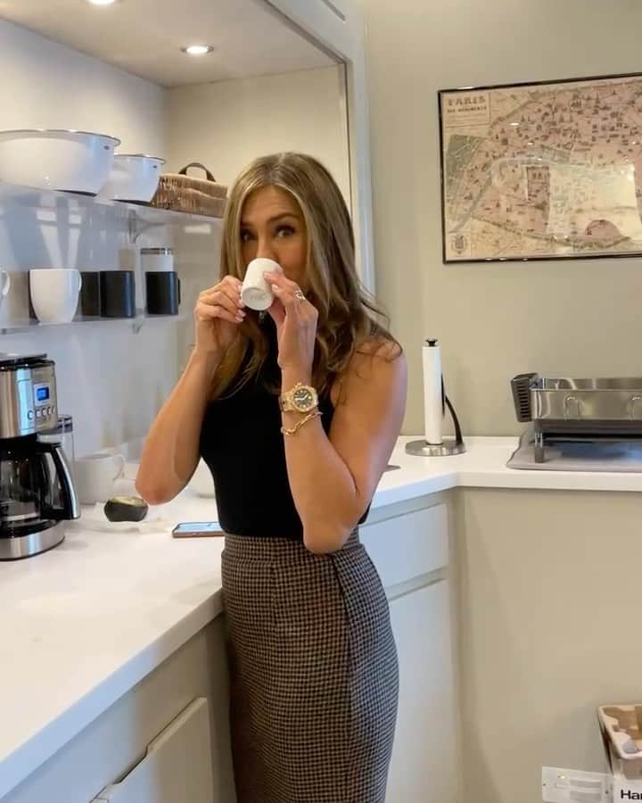 ジェニファー・アニストンのインスタグラム：「ME + COFFEE = HAPPY GIRL 🥰 @vitalproteins @themorningshow」