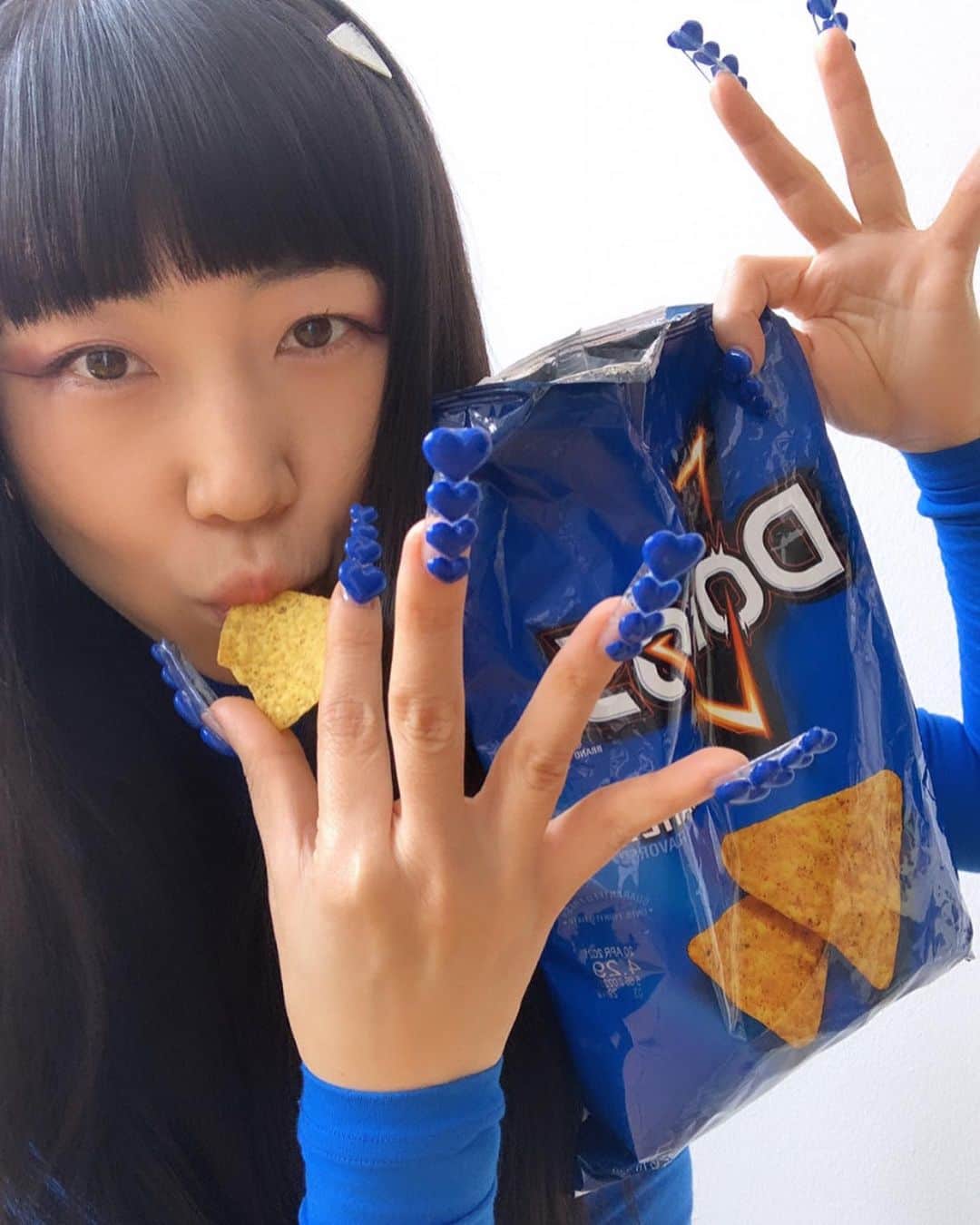 Mei Kawajiriさんのインスタグラム写真 - (Mei KawajiriInstagram)「Doritos blue 💙 is the true blue 💙 lalalalalalalala~~~ 💙💙💙 #nailsbymei」2月27日 4時50分 - nailsbymei