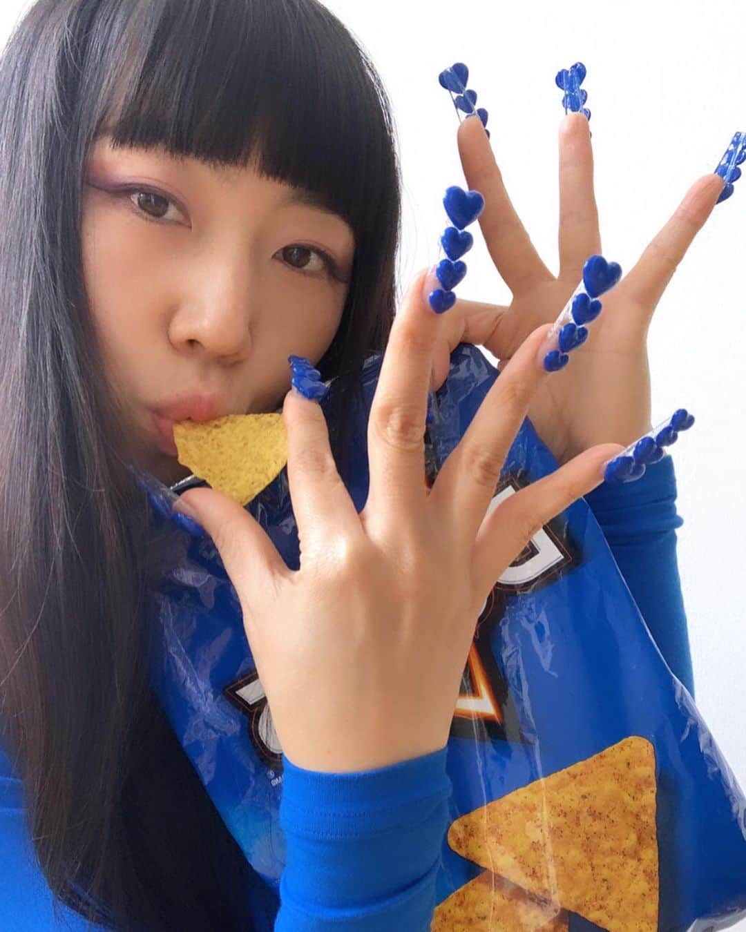 Mei Kawajiriさんのインスタグラム写真 - (Mei KawajiriInstagram)「Doritos blue 💙 is the true blue 💙 lalalalalalalala~~~ 💙💙💙 #nailsbymei」2月27日 4時50分 - nailsbymei