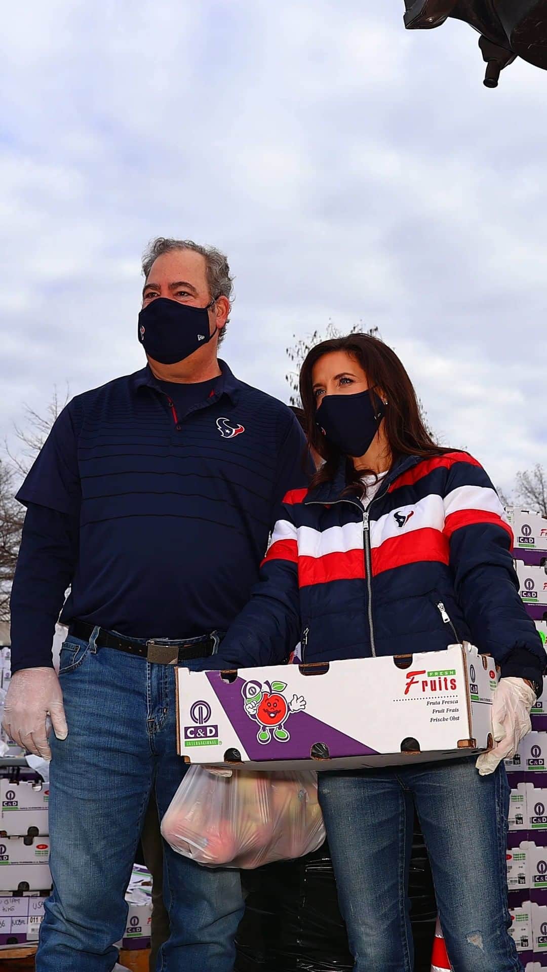 ヒューストン・テキサンズのインスタグラム：「Help us continue to do great things for Houston. Link in bio to donate to the Winter Storm Relief Fund.」