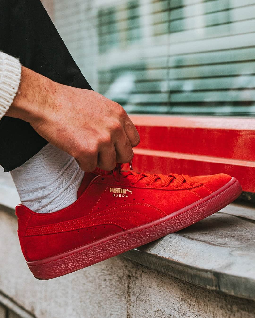 Foot Lockerさんのインスタグラム写真 - (Foot LockerInstagram)「Monochrome vibes 🔴  The #Puma Suede 'Mono' just arrived online in a variety of tonal shades.」2月27日 5時00分 - footlocker