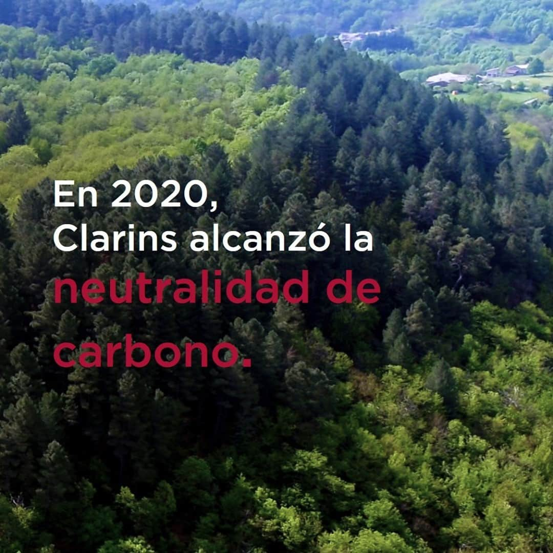 Clarins Españaさんのインスタグラム写真 - (Clarins EspañaInstagram)「Actuar y preservar 💪  En 2020, nos convertimos en carbono neutral gracias a varios programas de compensación de carbono. En los próximos años, nos comprometemos a mantener esta neutralidad y, al mismo tiempo, reducir nuestra huella de carbono global en un 30% para 2025.  #ClarinsWeCare #Clarins」2月27日 5時00分 - clarinsespana