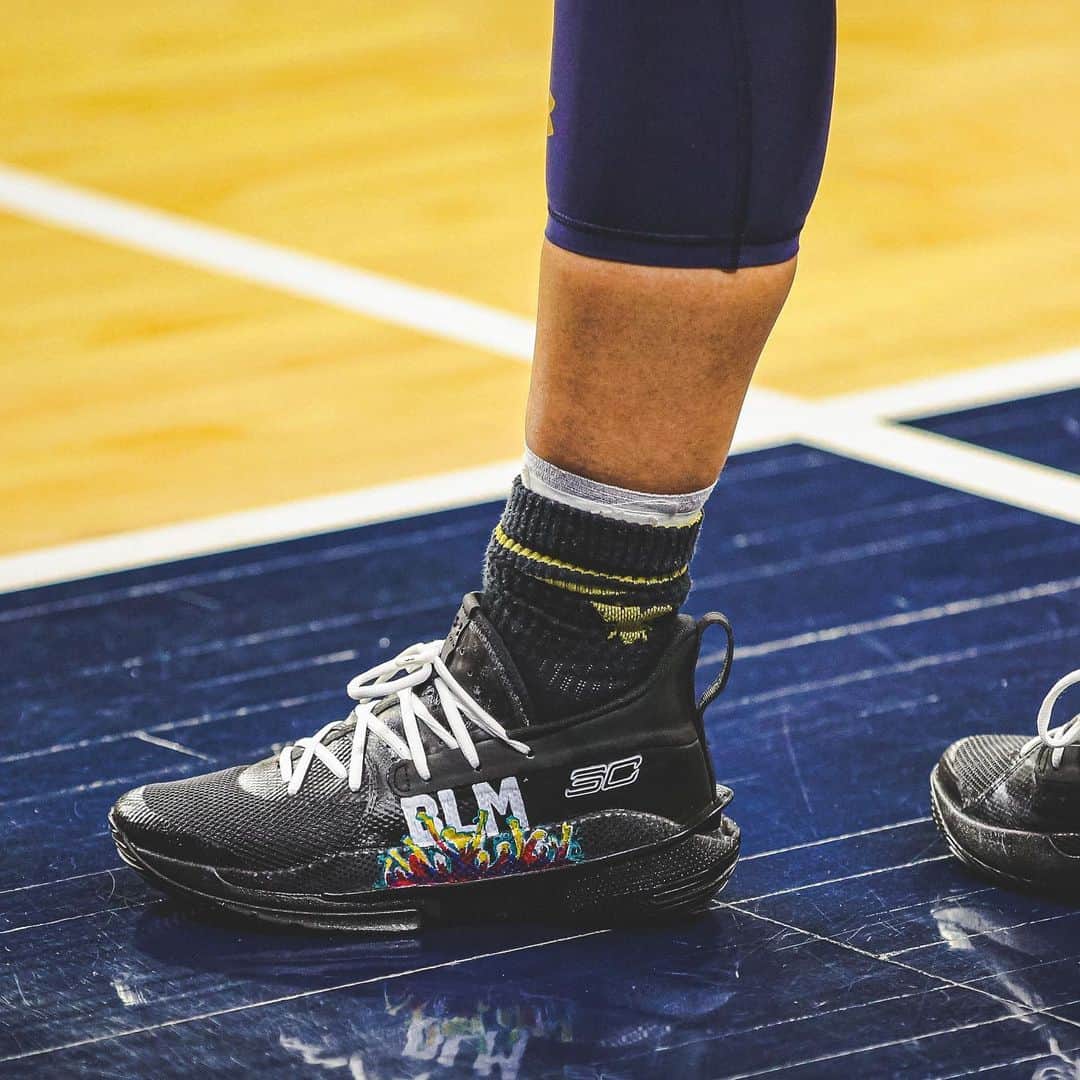 Under Armour Basketballさんのインスタグラム写真 - (Under Armour BasketballInstagram)「WE HOPE, WE INSPIRE, WE BELIEVE. For #BlackHistoryMonth, South Bend artist @Kamika.p hand-painted shoes for @NDWBB promoting Black Lives Matter and Racial Justice.」2月27日 4時52分 - uabasketball