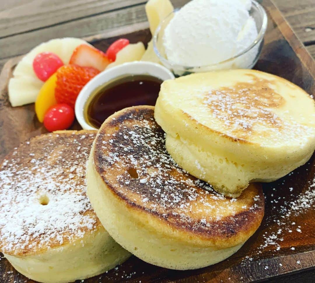 YOICHIのインスタグラム：「#パンケーキ #メイプルシロップ  #足りない」