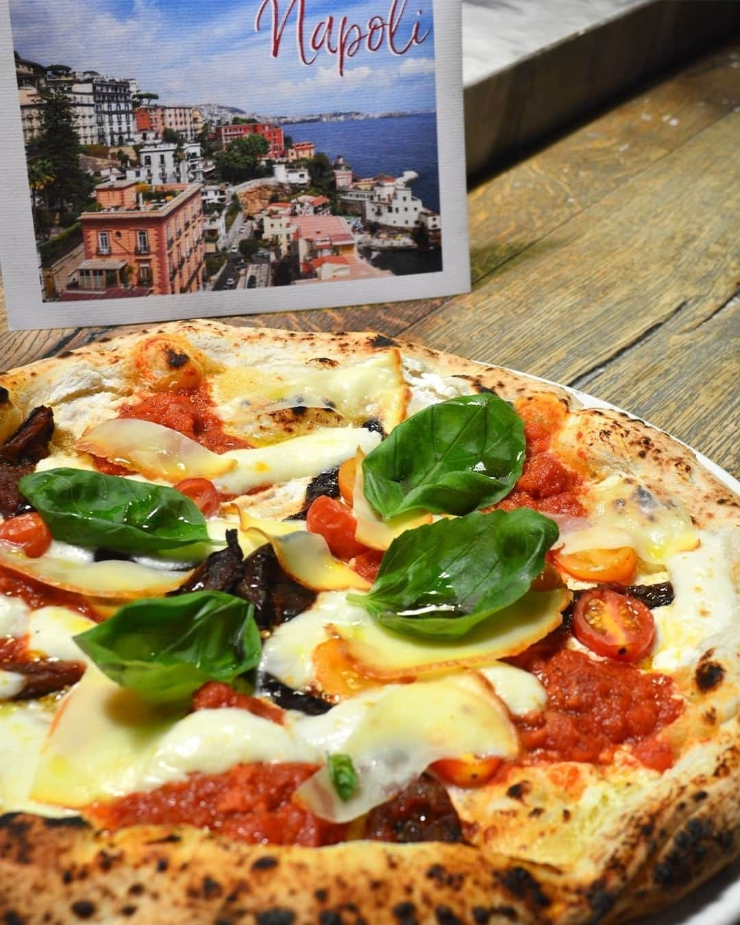 Eataly Brasilのインスタグラム：「Com vocês, La Pizza Mediterrânea: base de ricota de búfala, ragu de linguiça, berinjela frita, tomate cereja, mozzarella di búfala, lascas de provolone, manjericão e azeite.  E olha que o gosto é tão bom quanto essa descrição, hein? Criada pelo Chef Pizzaiolo Antonio Morviducci, da @rossopomodorosp, a Mediterrânea está disponível no restaurante Pasta & Pizza e no iFood somente até dia 07/03, durante nossa viagem por Napoli. Buon appetito.  #eataly #eatalybrasil #eatalysp #pizza #pizzalovers #napoli #italianfood」