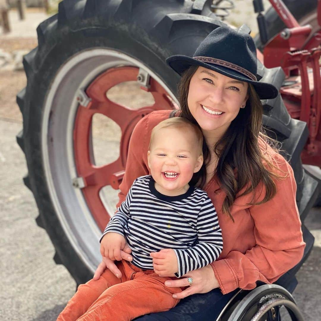 アラナ・ニコルズさんのインスタグラム写真 - (アラナ・ニコルズInstagram)「He’s Cheesin cause he’s 19 months today!  . . Im cheesin cause my sis @julianne505 took me to @lospoblanos for an early (really early) birthday breakfast🤤🤤🤤 #gunnarowenalexandertuscany #19monthsold @roytuscany」2月27日 4時56分 - alanathejane